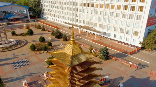 ロシアのエリスタ 2021年8月27日 7日間の塔 レニン広場の中央にある塔 空中ビュー — ストック写真