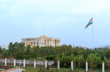 Palais des nations ve bir bayrak direği. Duşanbe, Tacikistan