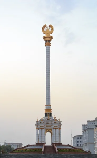 Stele with the emblem Tajikistan. Dushanbe — Stock Photo, Image