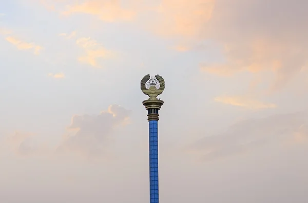 Emblema do Tajiquistão na estela. Dushanbe. — Fotografia de Stock