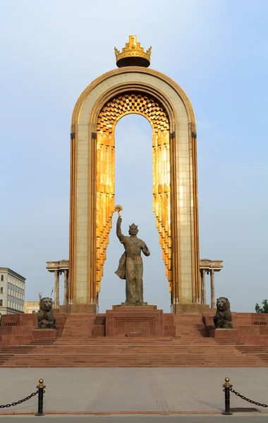 Estatua de somoni en el centro de Dushanbe, Tayikistán — Foto de Stock