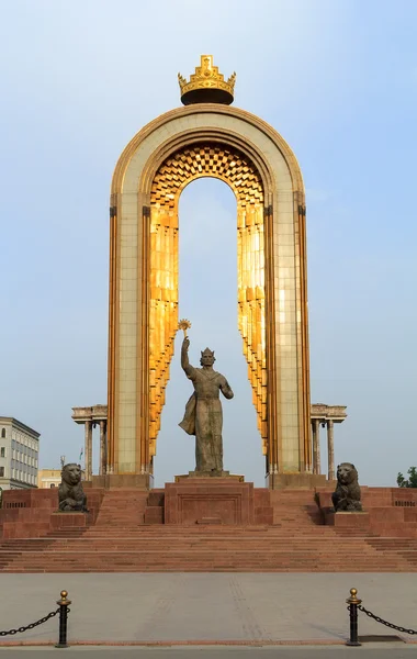 Merkezi Duşanbe, Tacikistan Somoni heykeli
