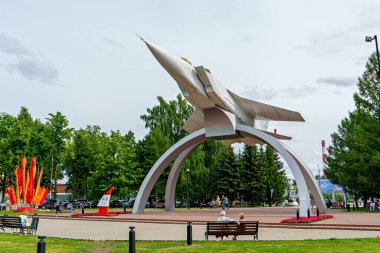 Perma, Rusya - 3 Ağustos 2020: MiG-31 avcı uçağı durdurma anıtı. MiG kalkışta. Komsomolsky görünümü