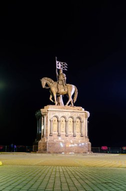 Vladimir, Rusya - 10 Ağustos 2020: Vladimir topraklarının azizleri anıtı. Gece