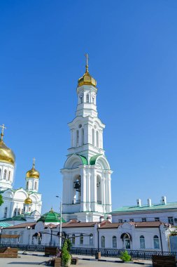 Rostov-na-Donu, Rusya - 25 Ağustos 2020: Kutsal Bakirenin Doğuşu Katedrali. Çan kulesi