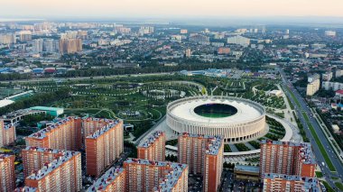 Krasnodar, Rusya - 26 Ağustos 2020: Krasnodar - Krasnodar şehrindeki bir futbol stadyumu. Halk Parkı Krasnodar (Galitsky Parkı). Gün batımı, Hava Görünümü  