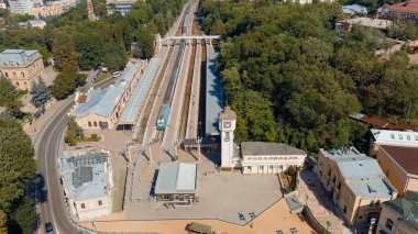 Kislovodsk, Rusya - 30 Ağustos 2021: Devlet Filarmoni Orkestrası V.I. Safonov. Tren İstasyonu - Kislovodsk, Hava Görüntüsü  