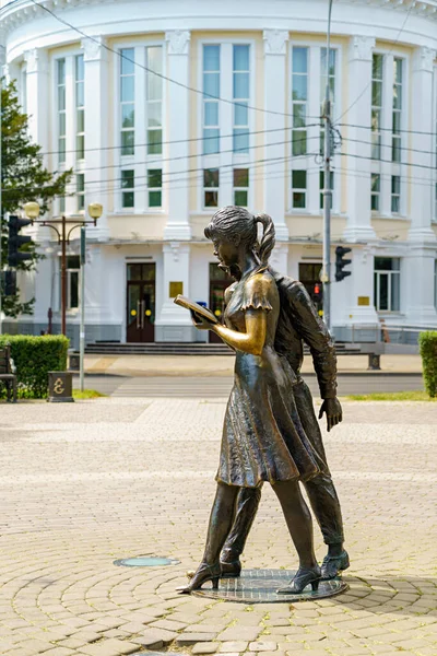 Krasnodar Russia August 2020 Students Shurik Lida Genre Sculpture Red — Stock Photo, Image