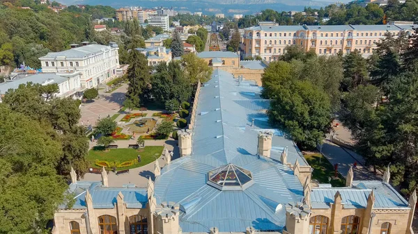 Kislovodsk Oroszország Augusztus 2021 Kurortny Boulevard Virágágyakkal Sétáló Emberekkel Aerial — Stock Fotó