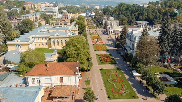 Kislovodsk Rusland Augustus 2021 Kurortny Boulevard Met Bloembedden Wandelende Mensen — Stockfoto