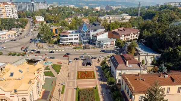 2021年8月30日 俄罗斯 基什洛夫斯克 库尔特尼大道 有花坛和步行的人群 空中景观 — 图库照片