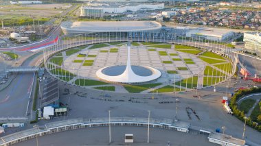 Sochi, Rusya - 4 Eylül 2021 Olimpiyat Alevi, F1 pisti, Fisht Arena. Sochi 'deki Olimpik Park. Sirius Bölgesi, Hava Görünümü  