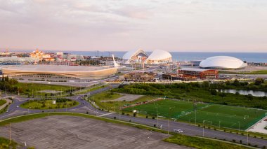 Sochi, Rusya - 5 Eylül 2021: Sochi Parkı. Olympic Flame Bowl, Fisht Arena, Sochi Autodrom Circuit ve daha fazlası. Gün batımı, Hava Görünümü  
