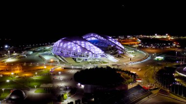 Sochi, Rusya - 5 Eylül 2021: Şarkı söyleyen çok renkli çeşme. Gece aydınlatması. Sochi Parkı. Olympic Flame Bowl, Fisht Arena 'da. Gece, Hava Görüntüsü  