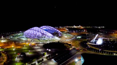 Sochi, Rusya - 5 Eylül 2021: Şarkı söyleyen çok renkli çeşme. Gece aydınlatması. Sochi Parkı. Olympic Flame Bowl, Fisht Arena 'da. Gece, Hava Görüntüsü  