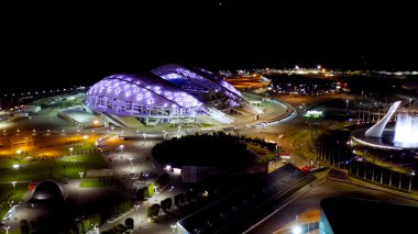 Sochi, Rusya - 5 Eylül 2021: Şarkı söyleyen çok renkli çeşme. Gece aydınlatması. Sochi Parkı. Olympic Flame Bowl, Fisht Arena 'da. Gece, Hava Görüntüsü  
