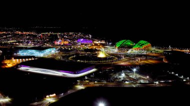 Sochi, Rusya - 5 Eylül 2021: Şarkı söyleyen çok renkli çeşme. Gece aydınlatması. Sochi Parkı. Olympic Flame Bowl, Fisht Arena 'da. Gece, Hava Görüntüsü  