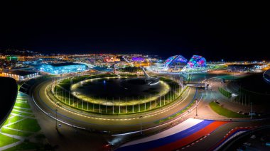 Sochi, Rusya - 4 Eylül 2021 Olimpiyat ateşi kase, Sochi Autodrom pisti, Fisht Arena. Gece aydınlatması. Hava görünümü