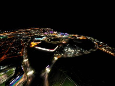 Sochi, Rusya - 4 Eylül 2021 Olimpiyat ateşi kase, Sochi Autodrom pisti, Fisht Arena. Büyük buz sarayı. Buzdağı. Sochi 'deki Olimpik Park. Sirius Bölgesi. Gece aydınlatması. Hava Filosu