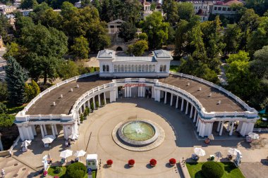 Kislovodsk, Rusya - 30 Ağustos 2021: Resort Park. Colonnade. Yaradılış yılı 1913. Hava görünümü