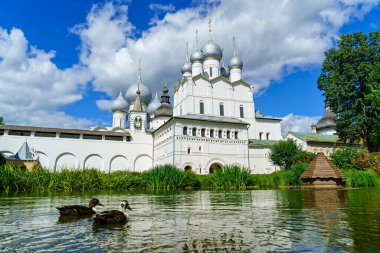 Rostov, Rusya. Kremlin 'deki İsa' nın Dirilişi Kilisesi. Gölet. Rostov Kremlin
