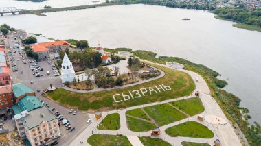 Syzran, Rusya. Syzran Kremlin. Spassky Kulesi. İsa 'nın Doğumu Kilisesi. Yamaçtaki şehrin adı Syzran, Hava Görüntüsü.  