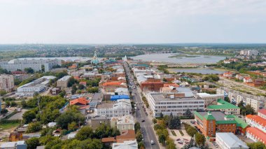 Syzran, Rusya. Tarihi şehir merkezinin panoramik manzarası. Sovetskaya Caddesi, Hava Görüntüsü  