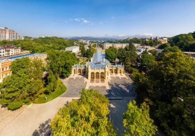 Kislovodsk, Rusya. Narzan Galerisi - XIX yüzyılının mimari bir anıtı, Kislovodsk şehrinin tatil köyü parkında yer alıyor. Hava görünümü