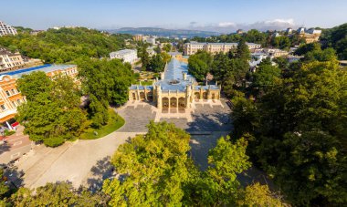 Kislovodsk, Rusya. Narzan Galerisi - XIX yüzyılının mimari bir anıtı, Kislovodsk şehrinin tatil köyü parkında yer alıyor. Hava görünümü