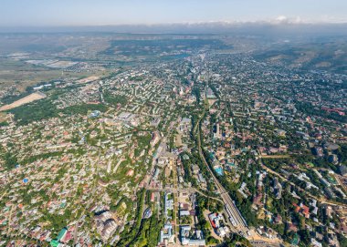 Kislovodsk, Rusya. Şehrin ve dağların manzarası. Hava görünümü