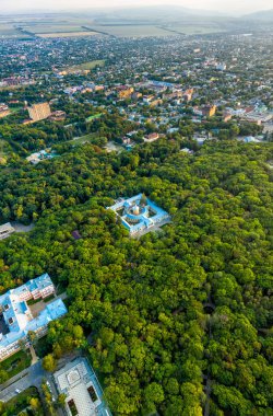 Essentuki, Rusya. Üst banyolar. Tatil yeri parkı. Kültür ve Eğlence Parkı. Gün batımı zamanı. Hava görünümü