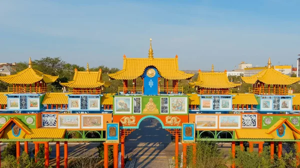 Elista Rússia Portão Dourado Uma Estrutura Arquitetônica Budista Localizada Perto — Fotografia de Stock