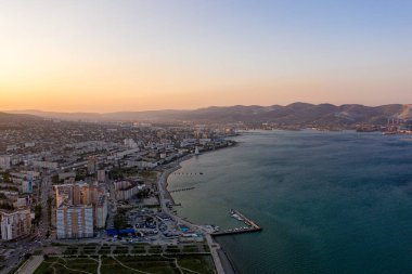 Novorossiysk, Rusya. Şehrin merkezi kısmından. Novorossiysk Körfezi 'ndeki liman. Gün batımı. Hava görünümü
