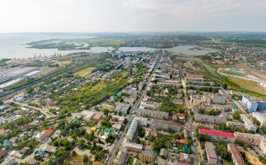 Syzran, Rusya. Şehrin merkezi kısmının havadan manzarası. Volga görünümü