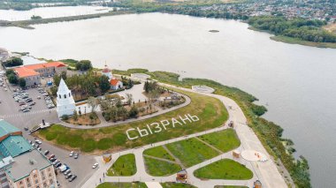 Syzran, Rusya - 21 Ağustos 2021: Syzran Kremlin. Spassky Kulesi. İsa 'nın Doğumu Kilisesi. Yamaçtaki şehrin adı Syzran, Hava Görüntüsü.  