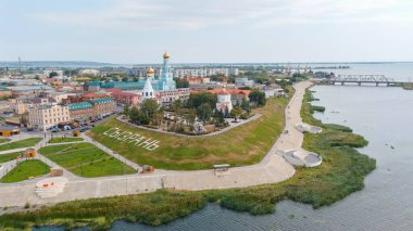 Syzran, Rusya - 21 Ağustos 2021: Syzran Kremlin. Spassky Kulesi. İsa 'nın Doğumu Kilisesi. Yamaçtaki şehrin adı Syzran, Hava Görüntüsü.  