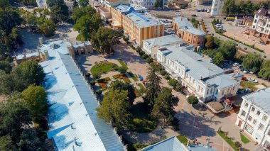 Kislovodsk, Rusya - 30 Ağustos 2021: Narzan Galerisi - XIX yüzyılının mimari bir anıtı, havacılık manzaralı Kislovodsk şehrinin tatil parkında yer alıyor.  