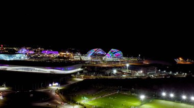Sochi, Rusya - 4 Eylül 2021: Soçi Olimpiyat Parkı. Olympic Flame ve Fisht Arena. Gece aydınlatması. Sirius Bölgesi, Hava Görünümü  