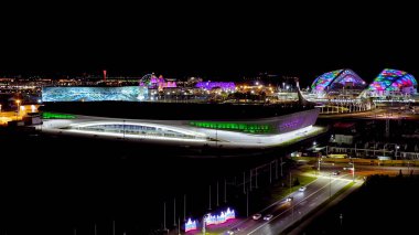 Sochi, Rusya - 4 Eylül 2021: Olympic Flame, Fisht Arena, Adler Arena, Ice Sports Iceberg. Sochi 'deki Olimpik Park. Gece aydınlatması. Sirius Bölgesi, Hava Görünümü  