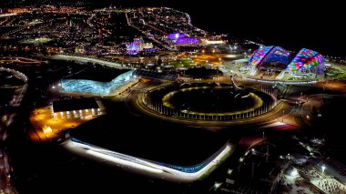 Sochi, Rusya - 4 Eylül 2021: Olympic Flame, Fisht Arena, Adler Arena, Ice Sports Iceberg. Sochi 'deki Olimpik Park. Gece aydınlatması. Sirius Bölgesi, Hava Görünümü  