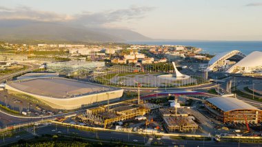 Sochi, Rusya - 4 Eylül 2021 Olimpiyat Alevi, F1 pisti, Fisht Arena. Adler Arena 'da. Sochi 'deki Olimpik Park. Sirius Bölgesi, Hava Görünümü  