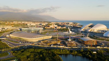 Sochi, Rusya - 4 Eylül 2021 Olimpiyat Alevi, F1 pisti, Fisht Arena. Adler Arena 'da. Sochi 'deki Olimpik Park. Sirius Bölgesi, Hava Görünümü  