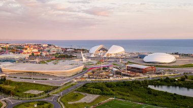 Sochi, Rusya - 5 Eylül 2021: Sochi Parkı. Olympic Flame Bowl, Fisht Arena, Sochi Autodrom Circuit ve daha fazlası. Gün batımı, Hava Görünümü  