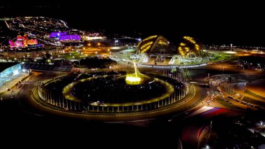 Sochi, Rusya - 5 Eylül 2021: Şarkı söyleyen çok renkli çeşme. Gece aydınlatması. Sochi Parkı. Olympic Flame Bowl, Fisht Arena 'da. Gece, Hava Görüntüsü  