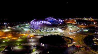 Sochi, Rusya - 5 Eylül 2021: Şarkı söyleyen çok renkli çeşme. Gece aydınlatması. Sochi Parkı. Olympic Flame Bowl, Fisht Arena 'da. Gece, Hava Görüntüsü  