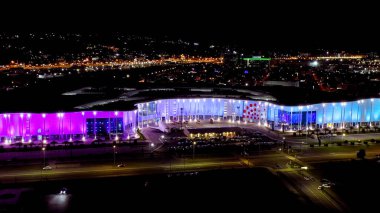 Sochi, Rusya - 5 Eylül 2021 Omega Sirius Oteli. Sirius Bilim ve Sanat Parkı. Üniversitede. Gece aydınlatma, Hava Görünümü  