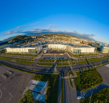 Sochi, Rusya - 4 Eylül 2021: Sirius Bilim ve Teknoloji Üniversitesi. Uzay gemisi Buran 'ın planı. Gün batımı zamanı. Hava görünümü