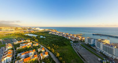 Sochi, Rusya - 4 Eylül 2021 Olimpiyat Köyü, Imereti Yat Limanı. Olympic Park 'ın panoramik manzarası. Sirius Bölgesi. Gün batımı zamanı. Hava görünümü