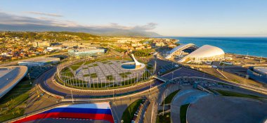 Sochi, Rusya - 4 Eylül 2021 Olimpiyat Alevi, F1 pisti, Fisht Arena. Sochi 'deki Olimpik Park. Sirius Bölgesi. Gün batımı zamanı. Hava görünümü