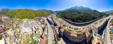 Sochi, Rusya - 10 Eylül 2021: Krasnaya Polyana. Mzymta Nehri Vadisi. Panorama 360. Hava görünümü